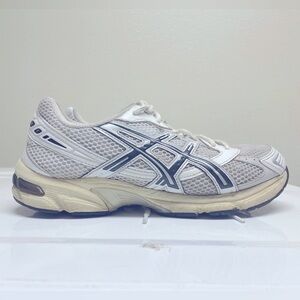 ASICS gel 1130
Cream cloud grey white
Size 9 mens
10.5 womens
